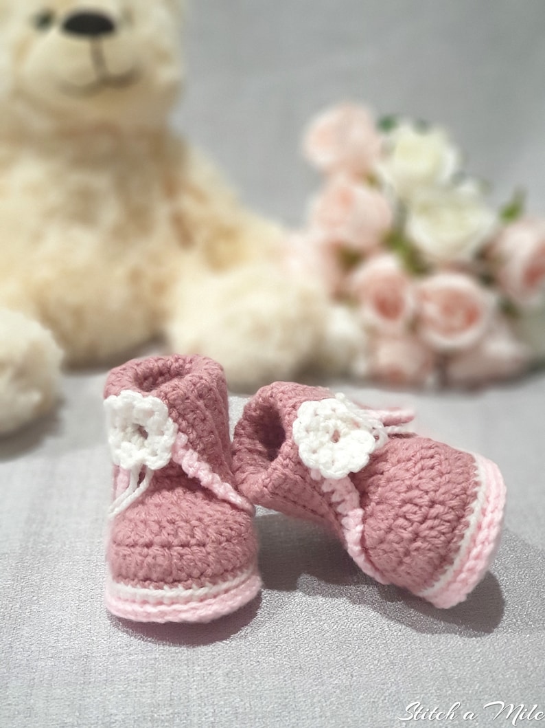 Mönster för virkade babyskor: Blomsterflickaskor (PDF-mönster) bild 1