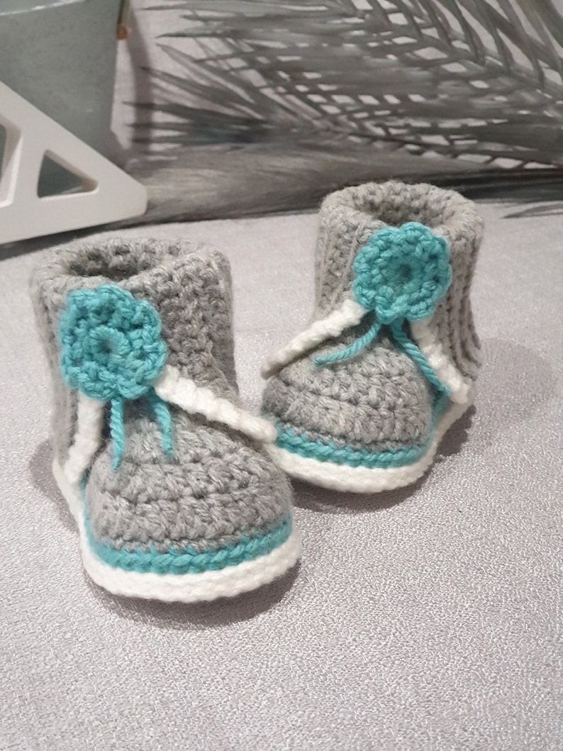 Mönster för virkade babyskor: Blomsterflickaskor (PDF-mönster) bild 5