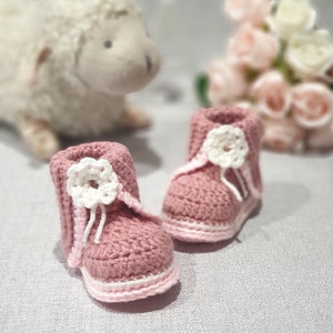 Mönster för virkade babyskor: Blomsterflickaskor (PDF-mönster) bild 4