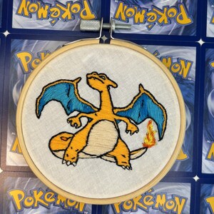 Glurak Stickdatei - Cheryl das Glurak; 10 cm Durchmesser Pokémon Handarbeit Handstickerei bestickt Geschenk Anime Videospiel