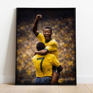 Könnte beinhalten: Gerahmter Druck mit einer Vintage-Fotografie von zwei Fußballspielern in gelben Trikots, die einen Sieg feiern. Ein Spieler wird in die Luft gehoben, die Faust geballt, die Nummer 7 auf dem Rücken des anderen Spielers sichtbar. Der Hintergrund ist verschwommen.