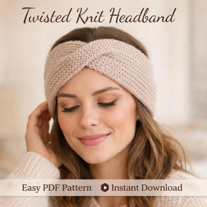 Peut inclure: Un bandeau torsadé en tricot beige. Le bandeau est fait d'un fil épais et texturé et présente un design torsadé à l'avant. Le texte "Twisted Knit Headband" est en haut de l'image. Le texte "Easy PDF Pattern" et "Instant Download" sont en bas.