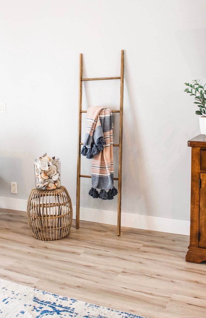 Modern farmhouse decor ideas are a hot commodity. Because let's face it, decorating a modern farmhouse {or any other house} can seem overwhelming to most of us. This blanket ladder is a farmhouse must! 