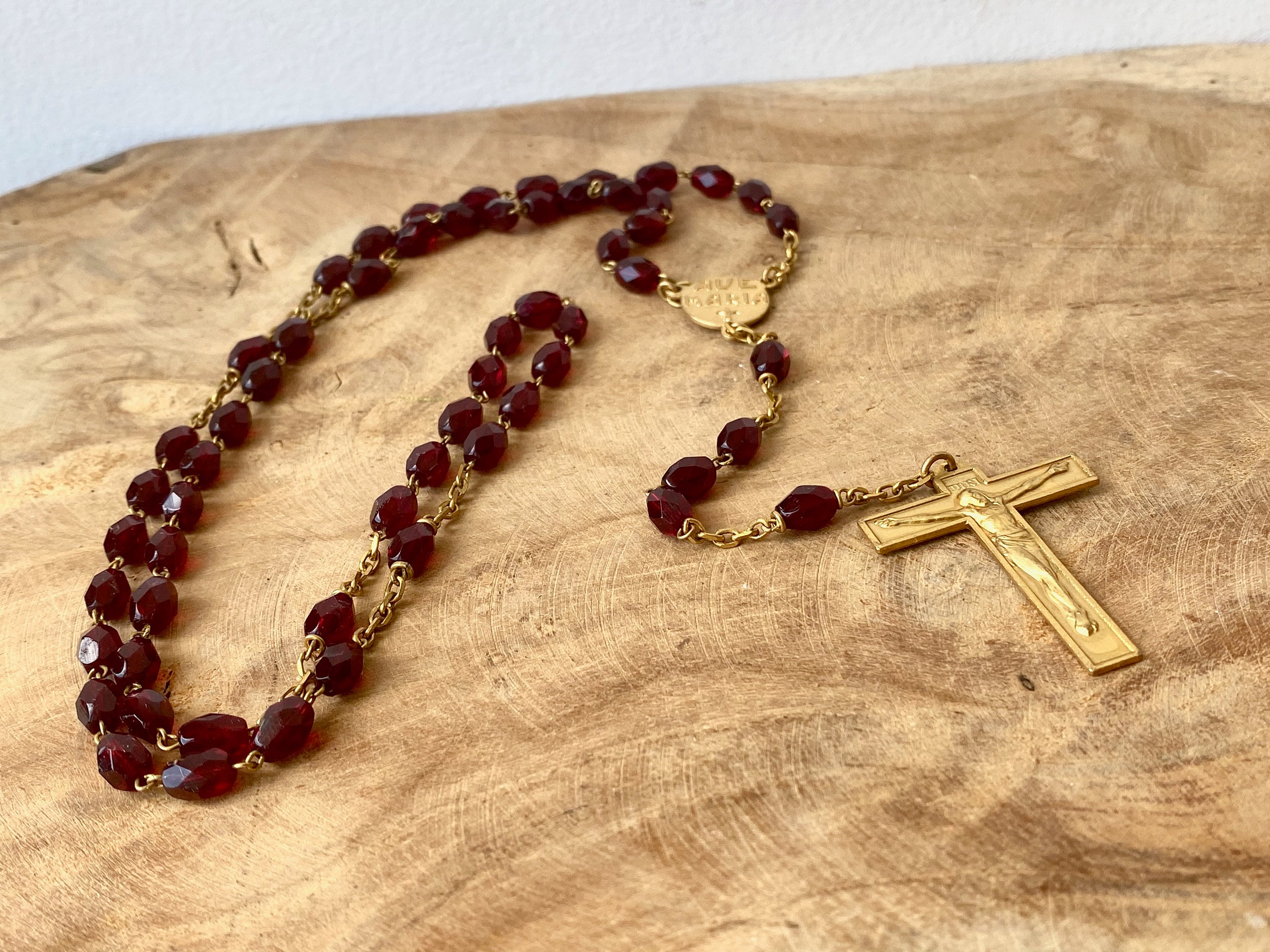 Vintage Français Rosaire de Perle Verre Rouge, Catholique, Religieux Français, Plaqué Or