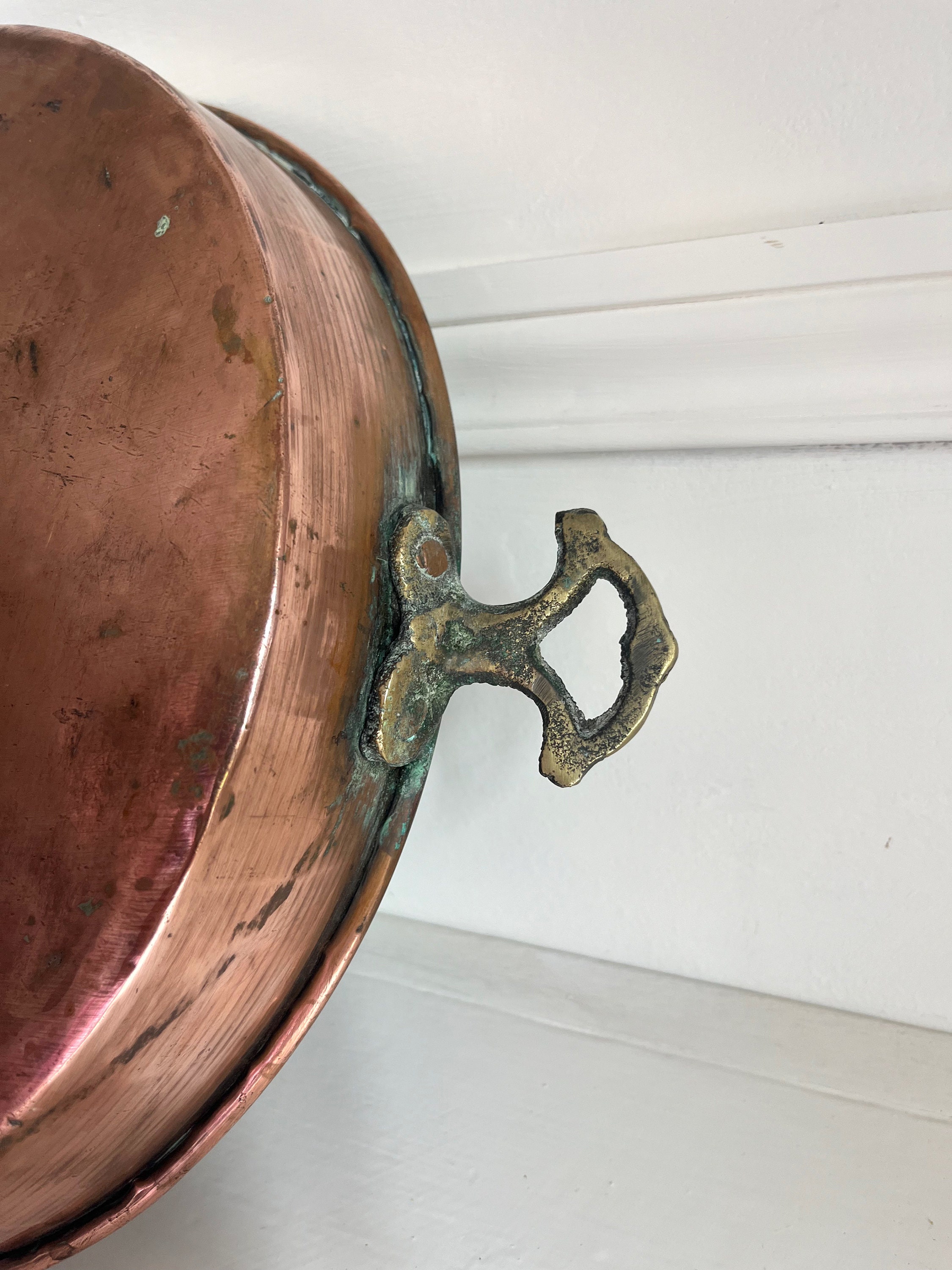 真鍮ハンドル付きヴィンテージフランス製銅鍋：素朴なキッチン