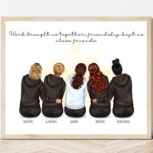 Może przedstawiać: Oprawiony wydruk przedstawiający pięć postaci w czarnych bluzach z kapturem i dżinsach, obejmujących się ramionami. Tekst na górze brzmi: „Praca nas połączyła, przyjaźń nas zbliżyła”. Imiona są wypisane pod każdą postacią.