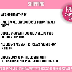 Peut inclure: Graphique rose et blanc avec le texte "SHIPPING" en noir. Le graphique liste les informations d'exp&eacute;dition pour les commandes provenant du Royaume-Uni et &agrave; l'international. Le graphique comprend &eacute;galement le texte "FREE SHIPPING UK".
