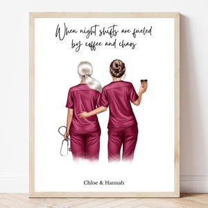 Op de afbeelding: Een afdrukbare kunstprint met twee vrouwen in bordeauxrode scrubs, een van hen houdt een koffiebeker vast. De tekst luidt "When night shifts are fueled by coffee and chaos" en "Chloe & Hannah".