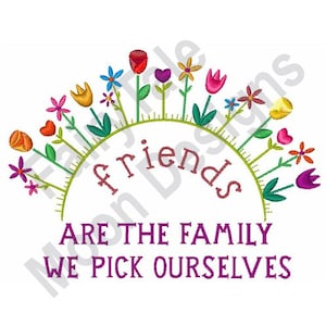 Puede incluir: Un diseño de bordado que presenta un arco de flores coloridas con el texto "Los amigos son la familia que elegimos nosotros mismos".