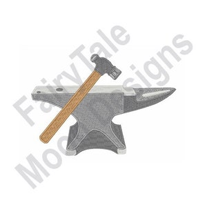 Może przedstawiać: Szary metalowy kowadło z drewnianym młotkiem leżącym na górze. Kowadło ma zaokrąglony wierzchołek i płaską podstawę. Młotek ma brązowy drewniany trzonek i szarą metalową głowicę.