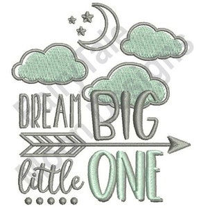 Puede incluir: Diseño bordado con el texto "Dream Big Little One" en gris con una flecha gris y nubes verdes y una luna creciente.