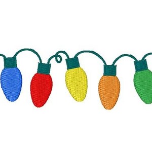 Pode incluir: Fio bordado de luzes de Natal em azul, vermelho, amarelo, laranja e verde. Cada lâmpada tem uma base verde e é conectada por um fio verde. O desenho está em um fundo branco.