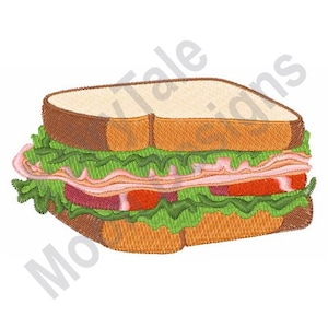 Pode incluir: Um sanduíche marrom e branco com alface, tomate e presunto. O sanduíche está cortado ao meio e está sobre um fundo branco.