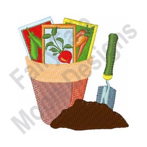 Könnte beinhalten: Ein brauner Topf mit einem Jutesack-Oberteil, gefüllt mit Saatgutpaketen zum Gärtnern. Die Pakete zeigen Bilder von Gemüse und Blumen. Neben dem Topf liegt eine grüne und gelbe Handhacke. Vor dem Topf liegt ein Haufen brauner Erde.