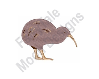 Op de afbeelding: Een bruine en beige kiwi-vogel met een lange, dunne snavel. De vogel staat op zijn poten met zijn kop naar beneden.