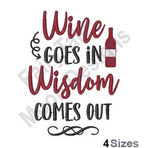 Pode incluir: O vinho entra, a sabedoria sai. Texto bordado em vermelho com um gráfico de garrafa de vinho preto e um redemoinho decorativo.