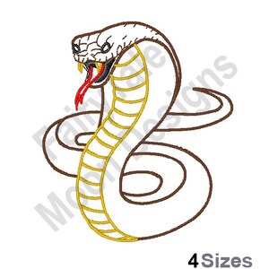 Puede incluir: Diseño de cobra bordada en blanco, marrón y dorado. La serpiente está enroscada, con la capucha levantada y la boca abierta, revelando una lengua roja. El texto "4 Sizes" está en la parte inferior.