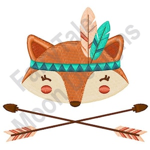Puede incluir: Diseño bordado de un lindo zorro con una diadema turquesa y un tocado de plumas. Dos flechas marrones con rayas rojas y blancas se cruzan debajo del zorro.