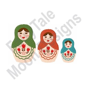 Könnte beinhalten: Drei Nistpuppen, auch bekannt als russische Nistpuppen, mit traditionellen Designs. Die größte Puppe ist grün, die mittlere Puppe ist orange und die kleinste Puppe ist blau.