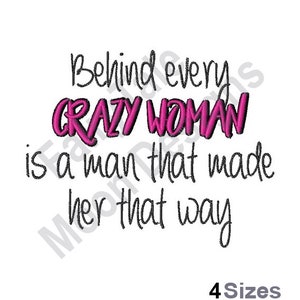 Op de afbeelding: Borduurwerk met de tekst "Behind every crazy woman is a man that made her that way". Het woord "crazy woman" is roze.