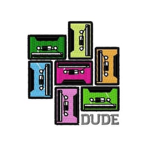 Könnte beinhalten: Ein gesticktes Design mit einer Sammlung farbenfroher Kassetten in Grün, Blau, Pink und Gelb. Das Wort "DUDE" ist in Grau unter den Kassetten gestickt. Das Design befindet sich auf weißem Hintergrund.