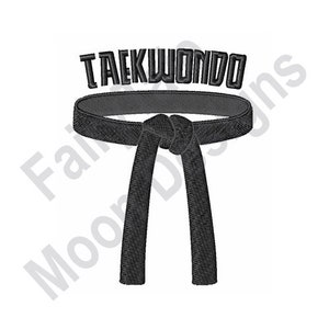 Puede incluir: Cinturón negro de Taekwondo atado en un nudo con la palabra "TAEKWONDO" encima.