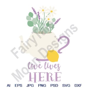 Puede incluir: Una tetera blanca con asa morada llena de flores de lavanda y blancas. El texto "love lives HERE" está debajo de la tetera.