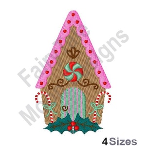 Puede incluir: Diseño bordado de una casa de jengibre con glaseado rosa, detalles de bastón de caramelo y un remolino de menta verde. La casa tiene una puerta a rayas verde y blanca y una rama de acebo con bayas rojas.