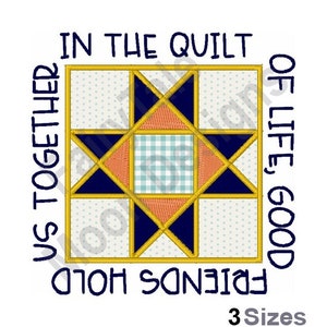 Pode incluir: Design bordado com um padrão de bloco de colcha em tons de azul, amarelo, laranja e branco. O texto diz "Friends hold us together in the quilt of life, good"