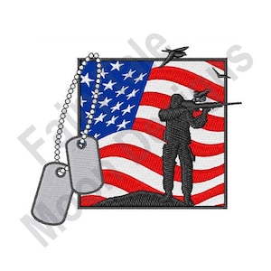 以下が含まれることがあります： アメリカの旗の前にライフルを持った兵士のシルエットが刺繍されたパッチ。パッチの左側にチェーンで2つの銀色のドッグタグがぶら下がっている。