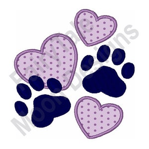 Puede incluir: Cuatro corazones morados con lunares blancos y tres huellas de patas azul oscuro. Los corazones y las huellas de patas están dispuestos en un grupo.