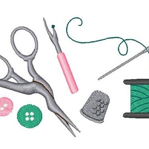 Peut inclure: Illustration d'outils de couture, dont des ciseaux, un découseur, un dé à coudre, une bobine de fil vert, une aiguille et deux boutons. Les ciseaux sont argentés, le découseur est rose et les boutons sont roses et verts.
