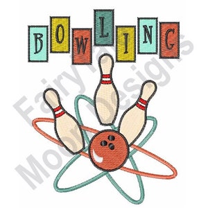 Peut inclure: Motif brodé avec le mot « BOWLING » dans des blocs rectangulaires colorés au-dessus d'une boule et de quilles de bowling. La boule de bowling est orange et les quilles sont beiges avec des rayures rouges.
