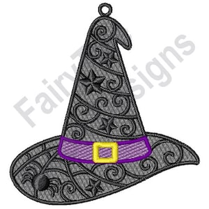 Può includere: Un cappello da strega nero con una fascia viola e gialla, decorato con volute e stelle. Il cappello ha un disegno a ragnatela sul bordo.
