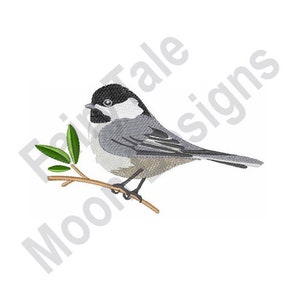 Könnte beinhalten: Ein Kohlmeise sitzt auf einem Zweig mit grünen Blättern. Der Vogel ist weiß mit einer schwarzen Kappe und einem grauen Rücken.