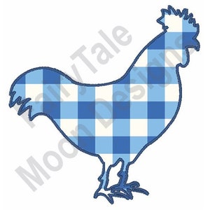 Op de afbeelding: Een blauwe en witte gingham-haan silhouet. De haan staat met zijn kop naar de zijkant gedraaid.