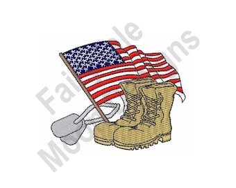 Puede incluir: Un par de botas de cuero marrón con cordones, una bandera de Estados Unidos y dos chapas de identificación. La bandera es roja, blanca y azul y ondea al viento.