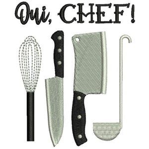 Peut inclure: Une broderie avec l'inscription "Oui, CHEF !" au-dessus d'un fouet, d'un couteau de chef, d'une hache et d'une louche. Les outils ont des manches noirs et des lames argentées, parfaits pour la décoration de cuisine.