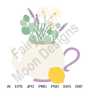 Puede incluir: Una tetera blanca con asa morada llena de un ramo de lavanda, margaritas y eucalipto.