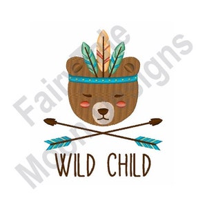 Op de afbeelding: Een bruine beer met een blauwe hoofdband en kleurrijke veren op zijn kop. Twee gekruiste pijlen met blauwe en groene veren bevinden zich onder de beer. De tekst "WILD CHILD" bevindt zich onder de pijlen.