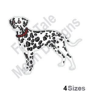 Może przedstawiać: Haftowany wzór dalmatyńczyka z czarnymi plamami na białym tle. Pies ma na sobie czerwoną obrożę z czarnymi akcentami. Wzór dostępny w czterech rozmiarach.