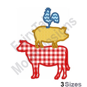 Peut inclure: Un motif d'animaux de la ferme empilés, comprenant une vache à carreaux rouges et blancs, un cochon à pois jaunes et un coq bleu à chevrons. Le texte "3 Sizes" est inclus.