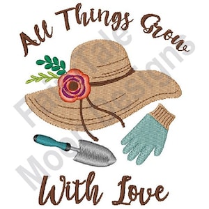 Könnte beinhalten: Ein brauner Gartenhut mit einer Blume, ein Paar blaue Gartenhandschuhe, eine kleine Schaufel und der Text "All Things Grow With Love".