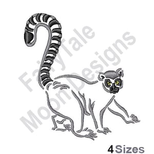 Könnte beinhalten: Ein schwarzes und weißes Linienkunst-Stickmuster eines Lemurs mit einem langen, gestreiften Schwanz. Der Lemur hat gelbe Augen und befindet sich in einer Gehpose. Das Design ist in vier Größen erhältlich.
