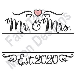 Puede incluir: Diseño gráfico en blanco y negro con el texto "Mr. & Mrs. Est. 2020" con un corazón rosa sobre el texto.