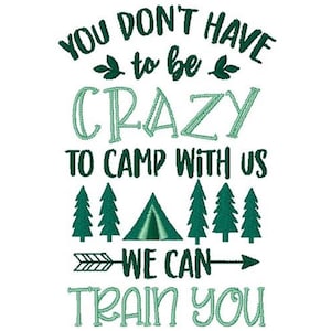 Può includere: Sfondo bianco con testo verde: «YOU DON'T HAVE to be CRAZY TO CAMP WITH US WE CAN TRAIN YOU». Il design include illustrazioni di foglie, alberi, una tenda e una freccia.