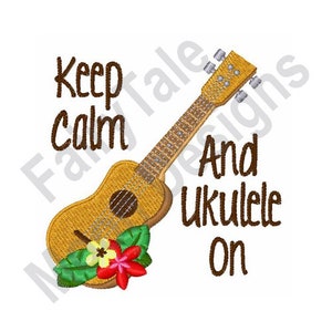 Könnte beinhalten: Eine braune Ukulele mit einem Blumenmuster und dem Text "Keep calm and ukulele on".