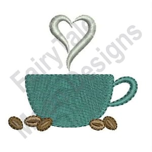 Op de afbeelding: Een tealblauwe koffiekop met een hartvormige stoom die eruit opstijgt. Drie bruine koffiebonen zijn rond de kop verspreid.