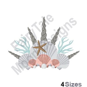 Puede incluir: Diseño bordado con un grupo de conchas, coral y una estrella de mar. Las conchas son blancas con acentos rosados, y el coral es azul claro. La estrella de mar es marrón.