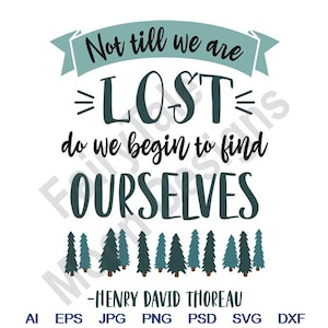 Puede incluir: Diseño gráfico blanco con la cita "Not till we are LOST do we begin to find OURSELVES" atribuida a Henry David Thoreau. El texto es en negro y verde azulado, con una pancarta y un gráfico de pino.